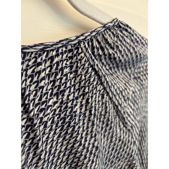 JOIE Women's 100% Silk Blouse in Navy Blue Abstract Print Vneck Size XS $248 - Picture 4 of 8